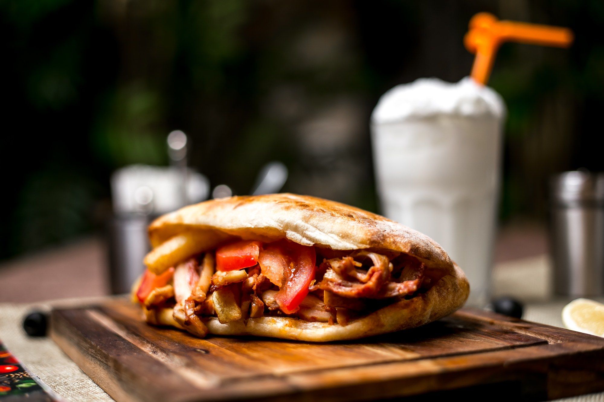 Döner im Fladenbrot mit Tomaten und Pommes, dazu Ayran
