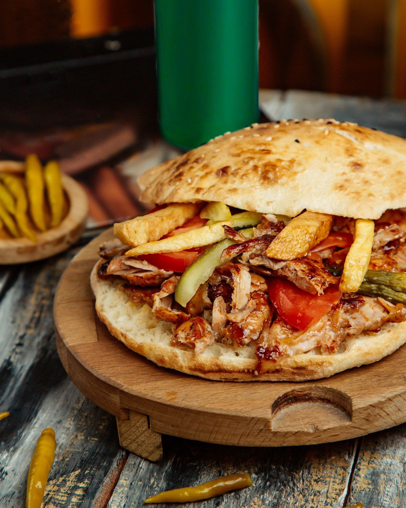 Döner im Fladenbrot mit eingelegten Gurken