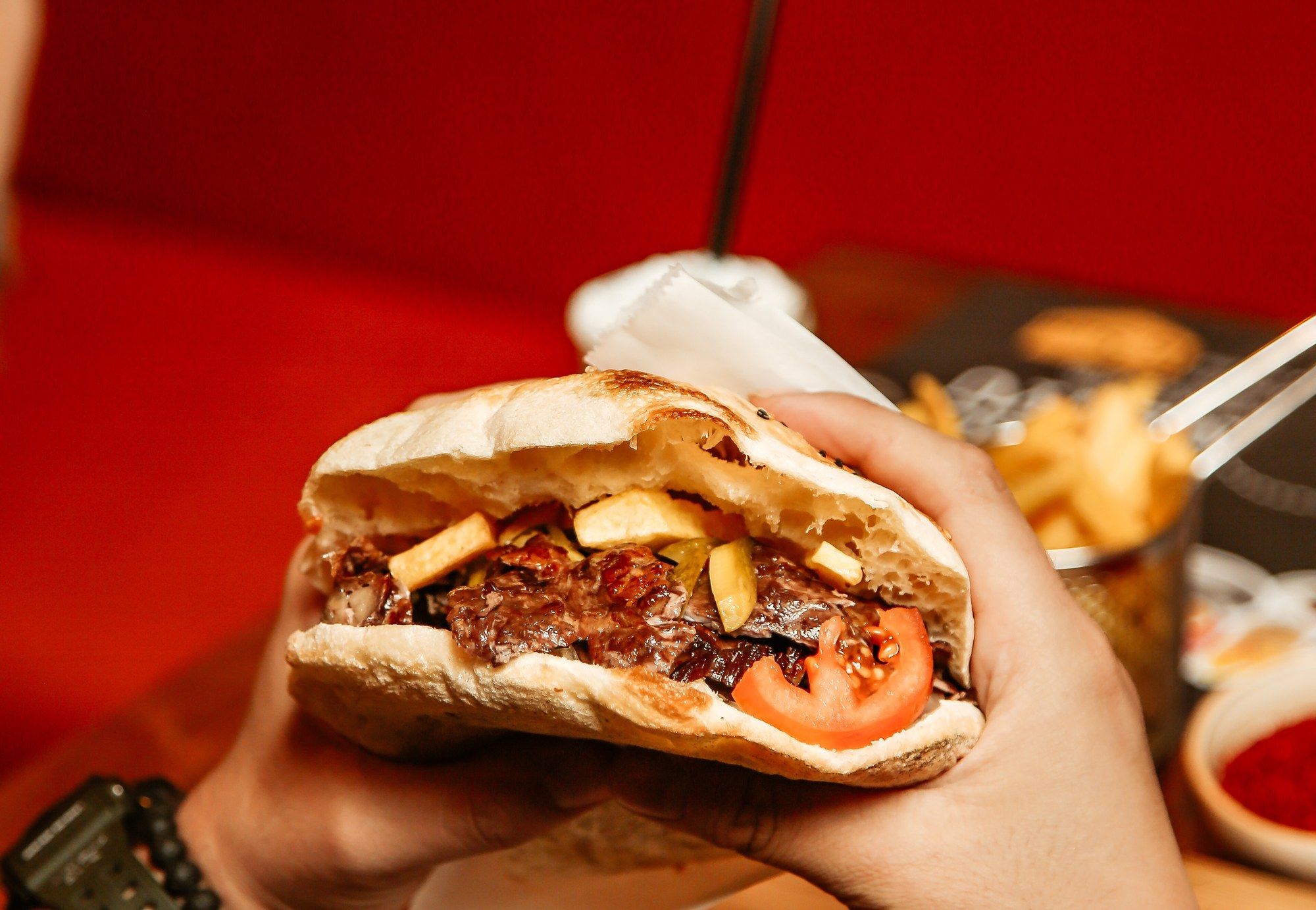 Döner im Fladenbrot wird gegessen