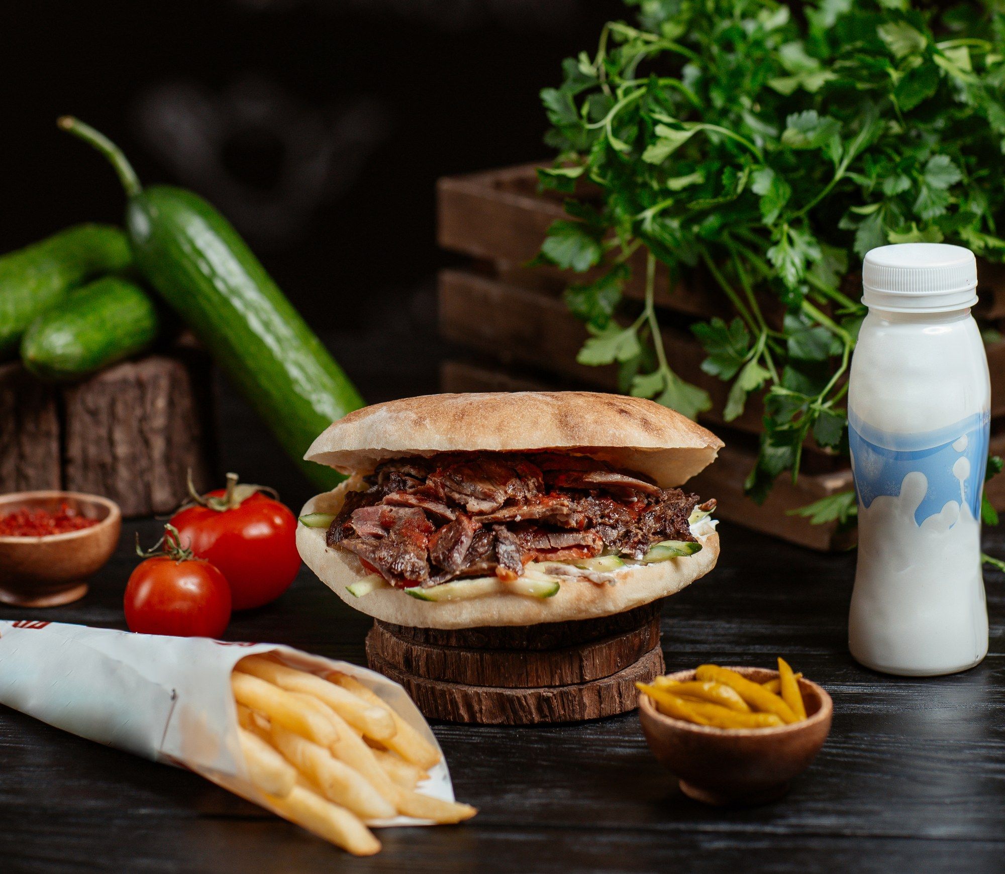 Döner im runden Fladenbrot mit Pommes und Joghurt