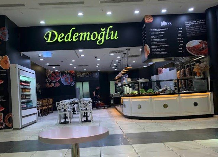 Dedemoğlu im Milaneo: Leuchtschriftzug über der Theke, Sitzplätze davor