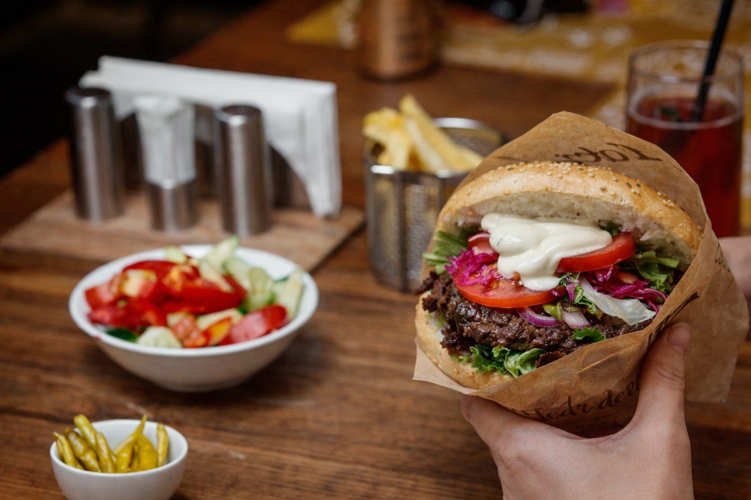 Döner im Dedemoğlu-Papier, in der Hand gehalten